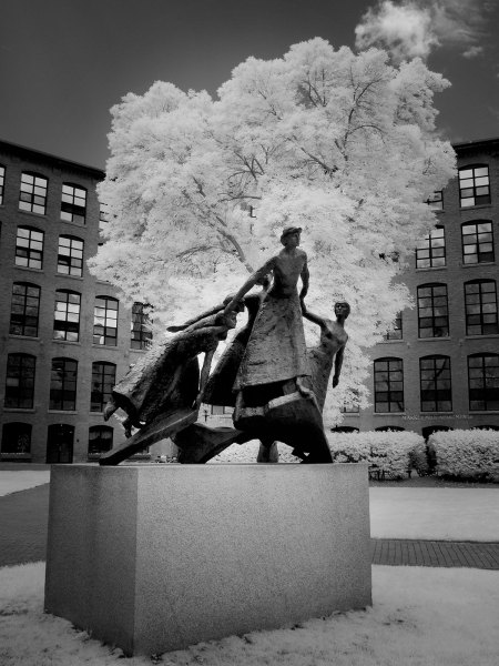 HomagetoWomanInfrared_P7081113v1